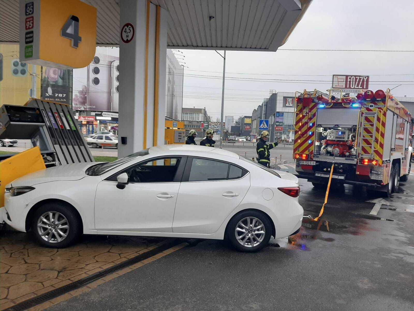 В Киеве легковушка на скорости снесла автозаправочную колонку на АЗС. Фото