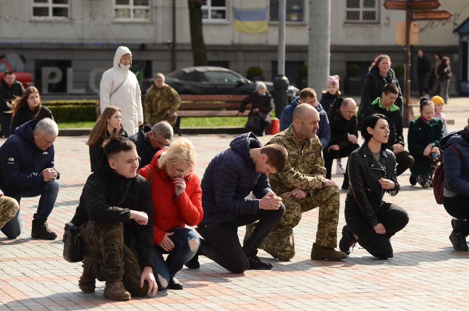 За кільки тижнів до загибелі дав заповіт родині: у Рівному попрощалися із загиблим Героєм Сергієм Ковбарем. Фото