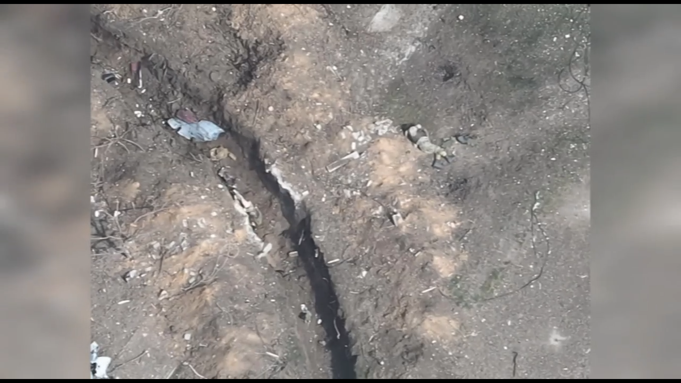Земля буквально всіяна тілами ворога: з’явилося нове відео з Бахмуту з висоти пташиного польоту