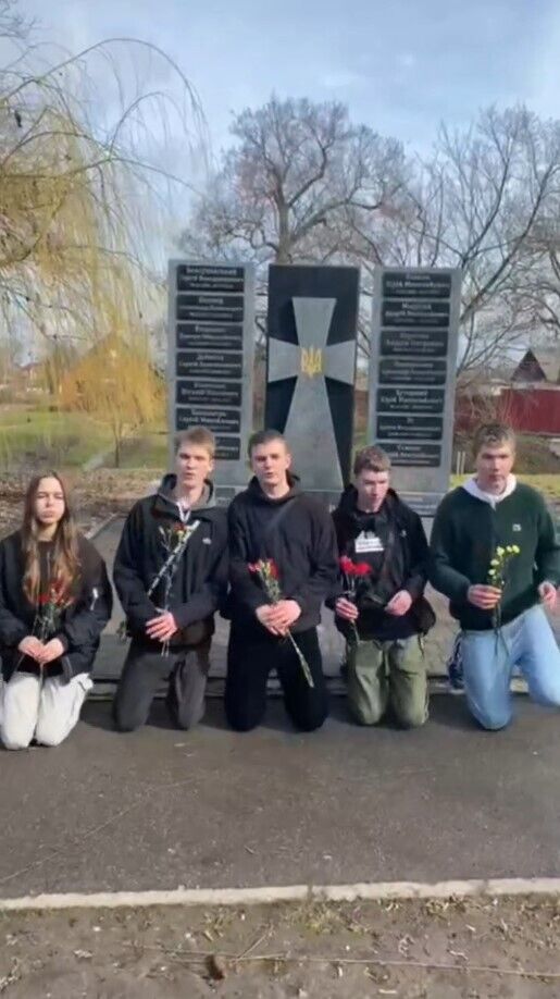 На Чернігівщині підлітки влаштували танці біля меморіалу загиблим воїнам, а потім почали вибачатися. Відео