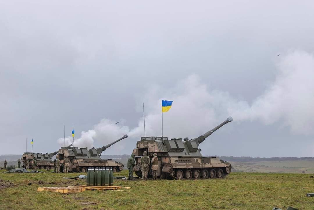 Міноборони показало навчання українських артилеристів на САУ AS90 у Великій Британії. Фото