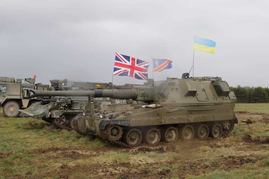 Минобороны показало обучение украинских артиллеристов на САУ AS90 в Великобритании. Фото