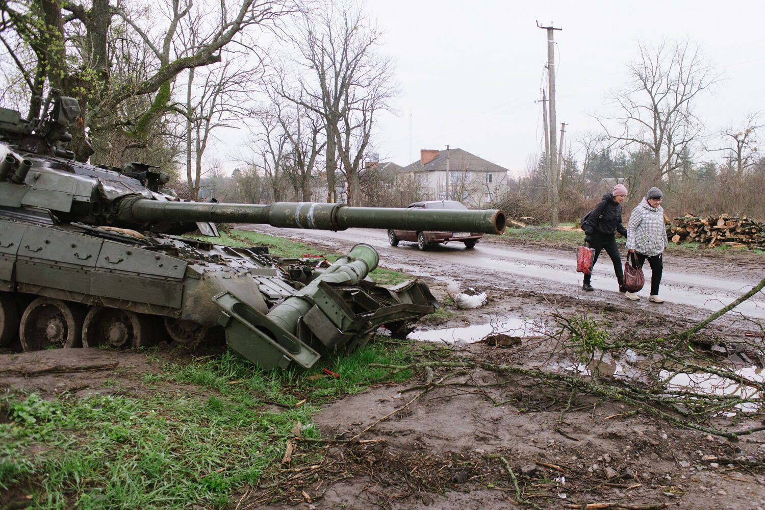 Подбитый российский танк в освобожденном Тростянце