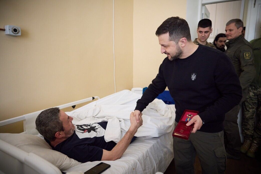 Зеленский приехал на передовую в Запорожскую область, где вручил награды защитникам Украины. Видео