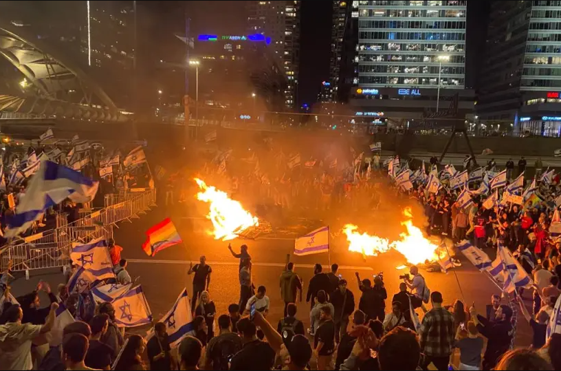 Нетаньяху уволил министра обороны Израиля, который критиковал судебную реформу правительства: в Тель-Авиве начались протесты. Фото