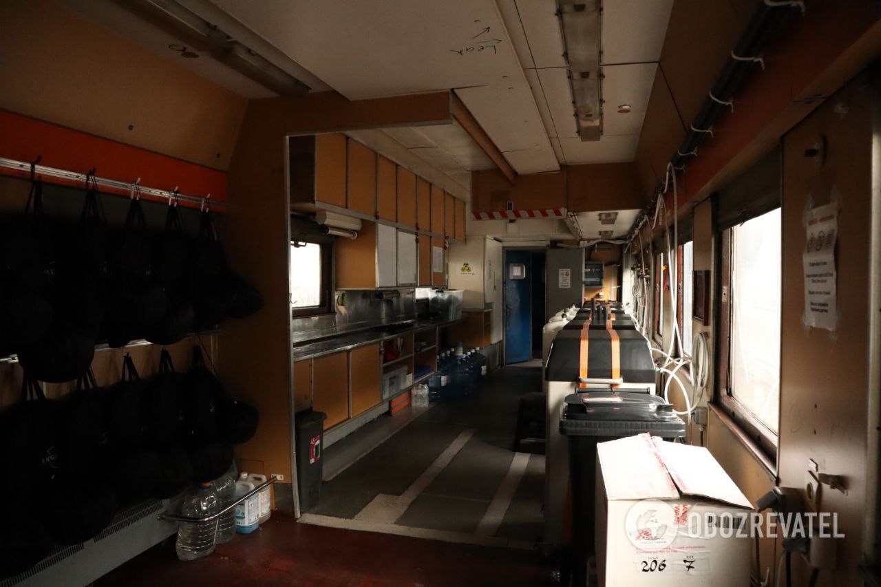 ''Укрзалізниця'' показала спеціальний санітарний потяг, яким евакуюють поранених. Ексклюзивні фото і відео 
