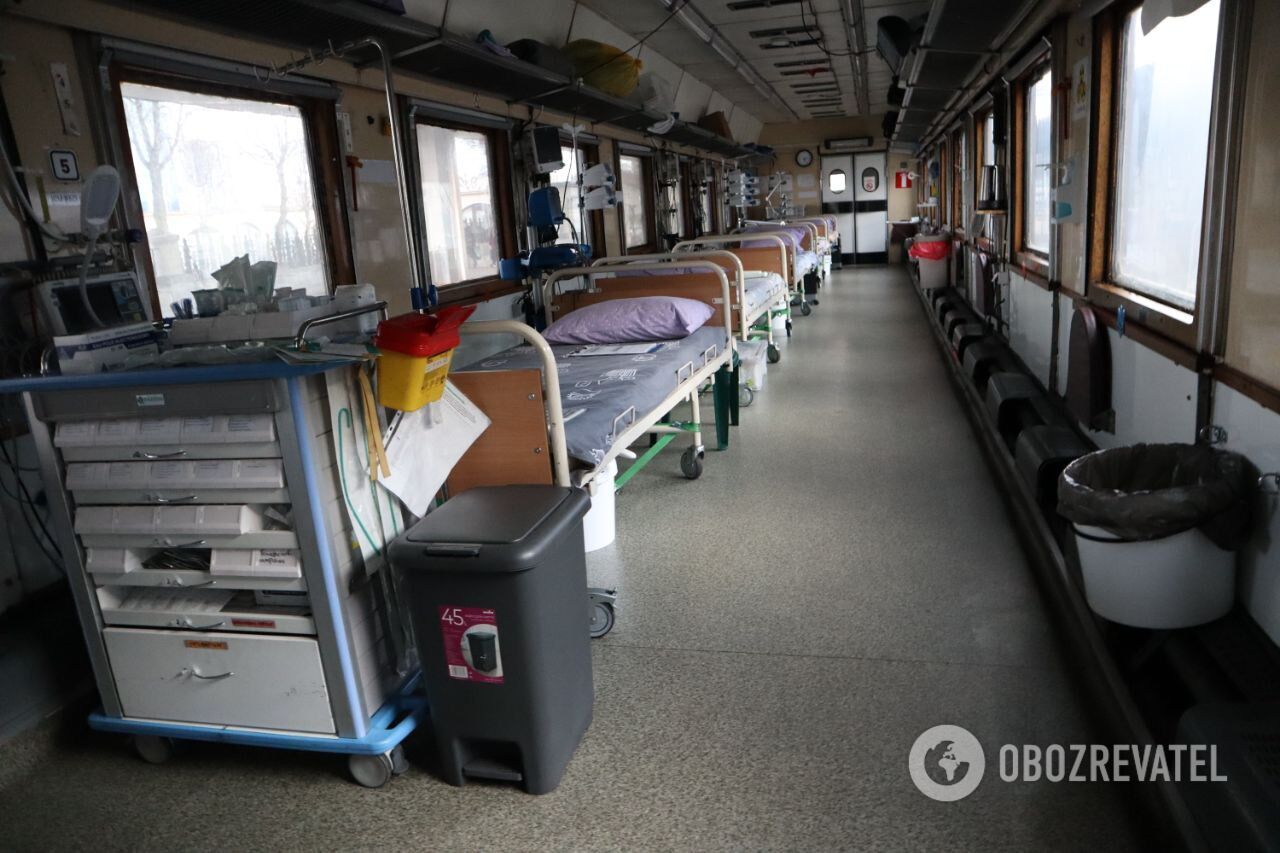 "Укрзалізниця" показала спеціальний санітарний потяг, яким евакуюють поранених. Ексклюзивні фото і відео 