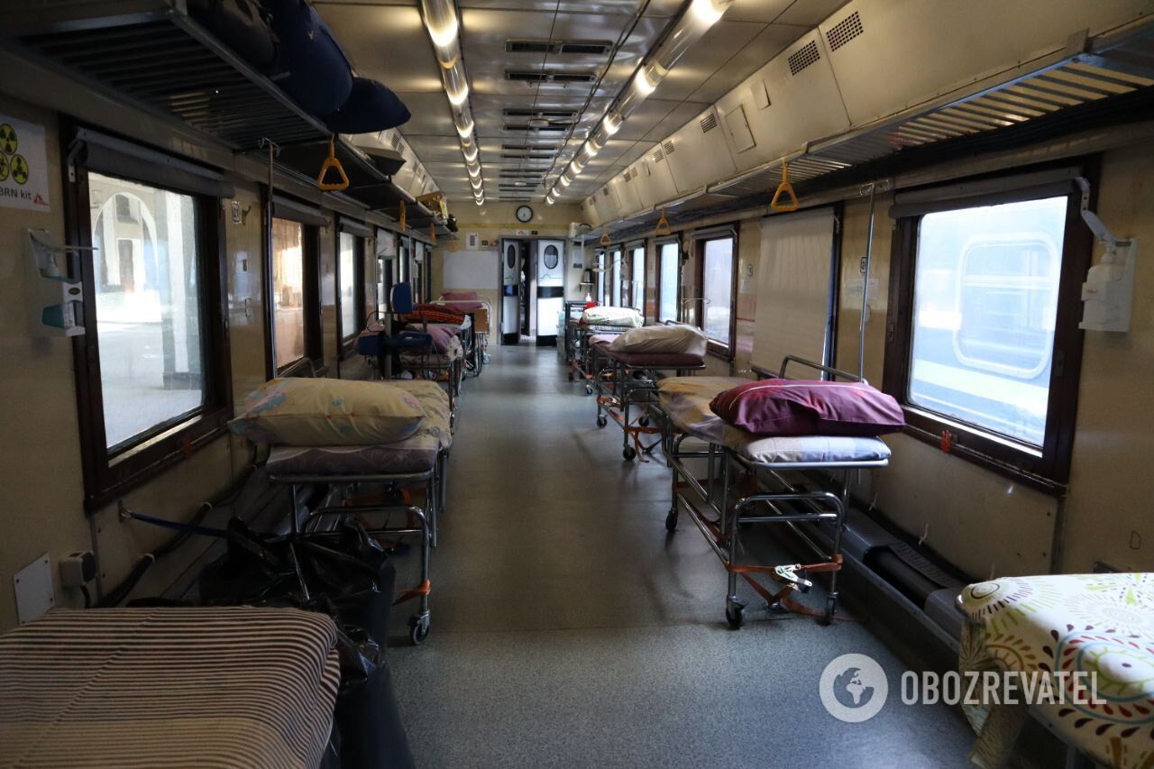 "Укрзалізниця" показала специальный санитарный поезд, которым эвакуируют раненых. Эксклюзивные фото и видео
