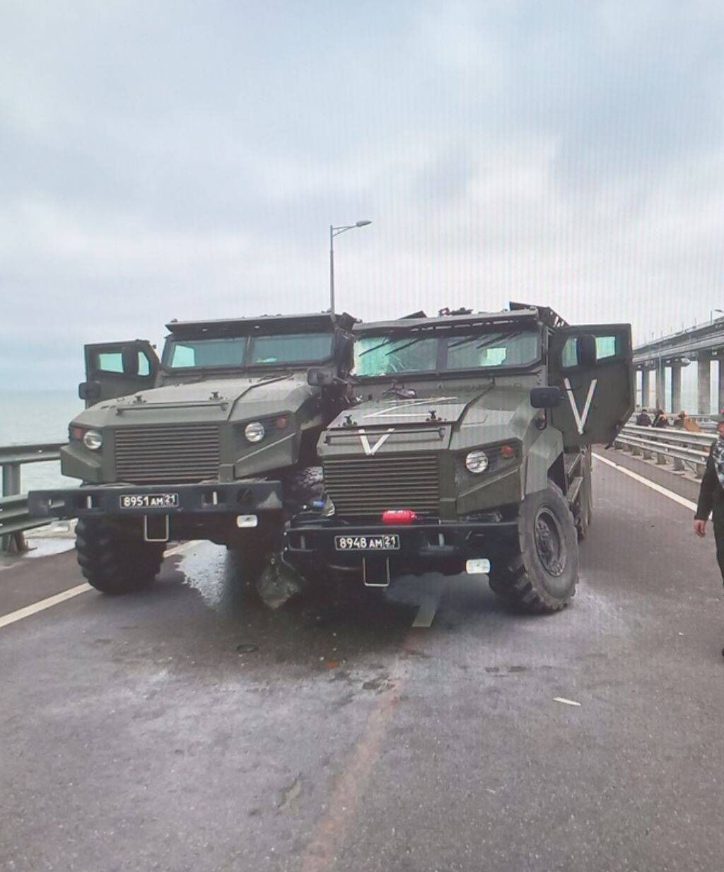 ГУР: окупанти втратили п'ять бронеавтомобілів "Ахмат" на Кримському мосту. Фото
