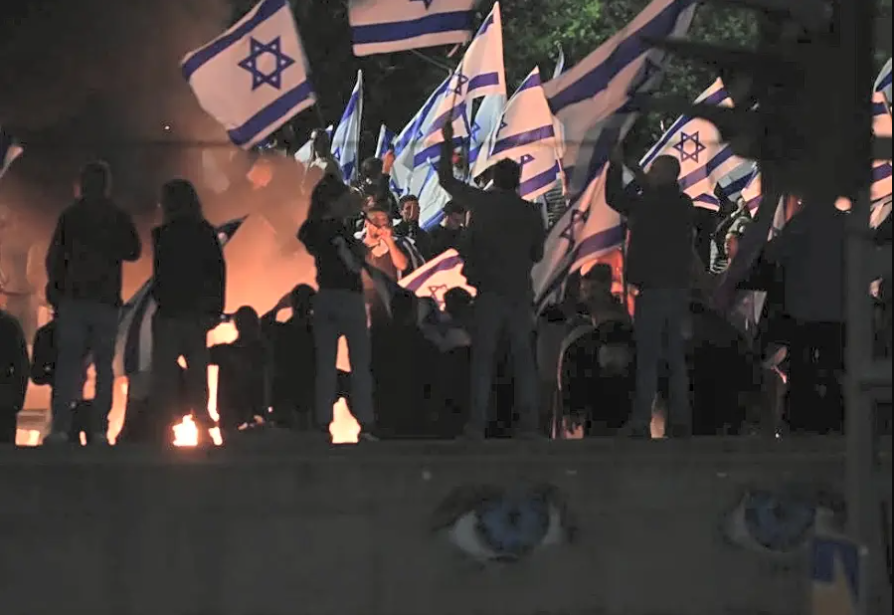 Нетаньягу звільнив міністра оборони Ізраїлю, який критикував судову реформу уряду: в Тель-Авіві розпочалися протести. Фото