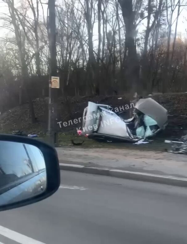 У Києві внаслідок ДТП у машини вирвало двигун, який відкинуло на кілька метрів: є загиблий. Відео та фото