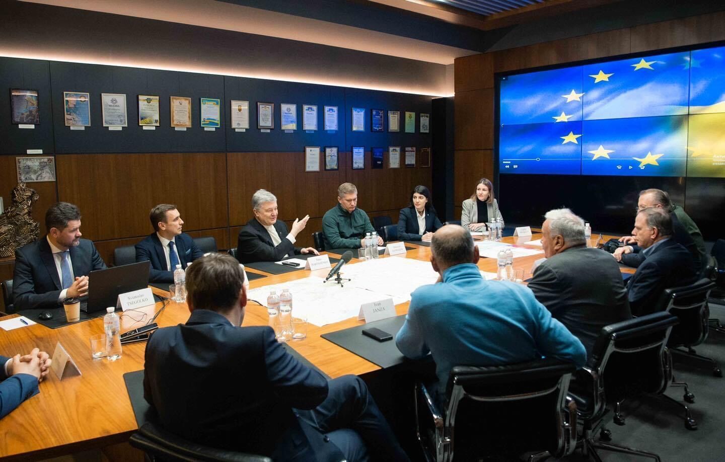 Порошенко встретился с делегацией Международного демократического союза и призвал ускорить поставки оружия для ВСУ. Фото