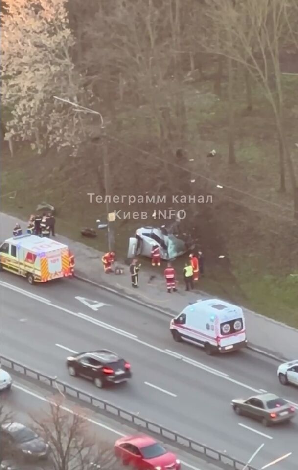 В Киеве в результате ДТП у машины вырвало двигатель, который отбросило на несколько метров: есть погибший. Видео и фото