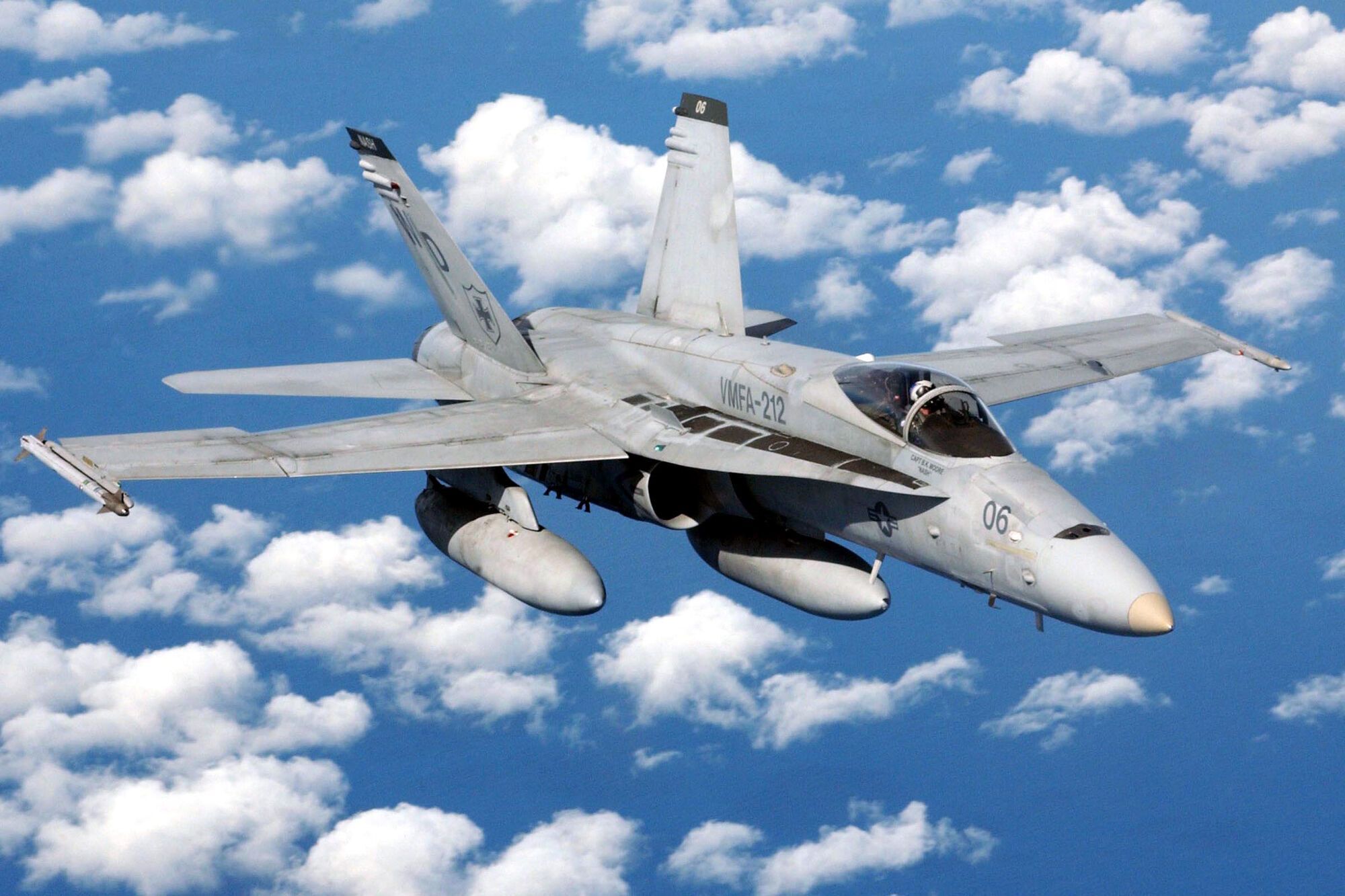 F/A-18 Hornet с подвесными топливными баками