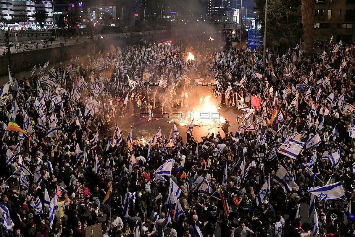 В Израиле полиция применила водометы, чтобы разогнать массовый митинг против судебной реформы. Фото и видео