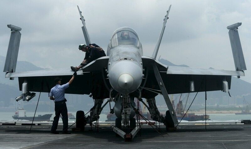 F/A-18 Hornet у складеному стані на палубі авіаносця