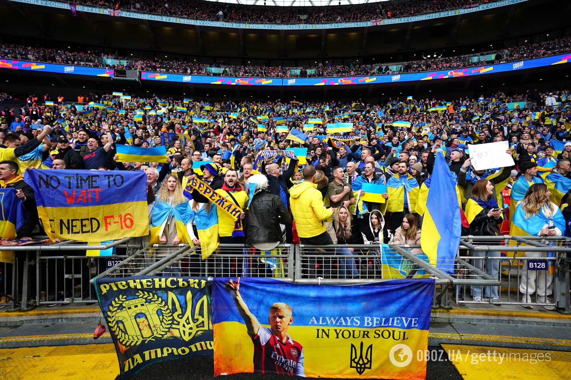 Полный стадион в Праге потрясающе исполнил гимн Украины перед матчем отбора Евро-2024. Видео