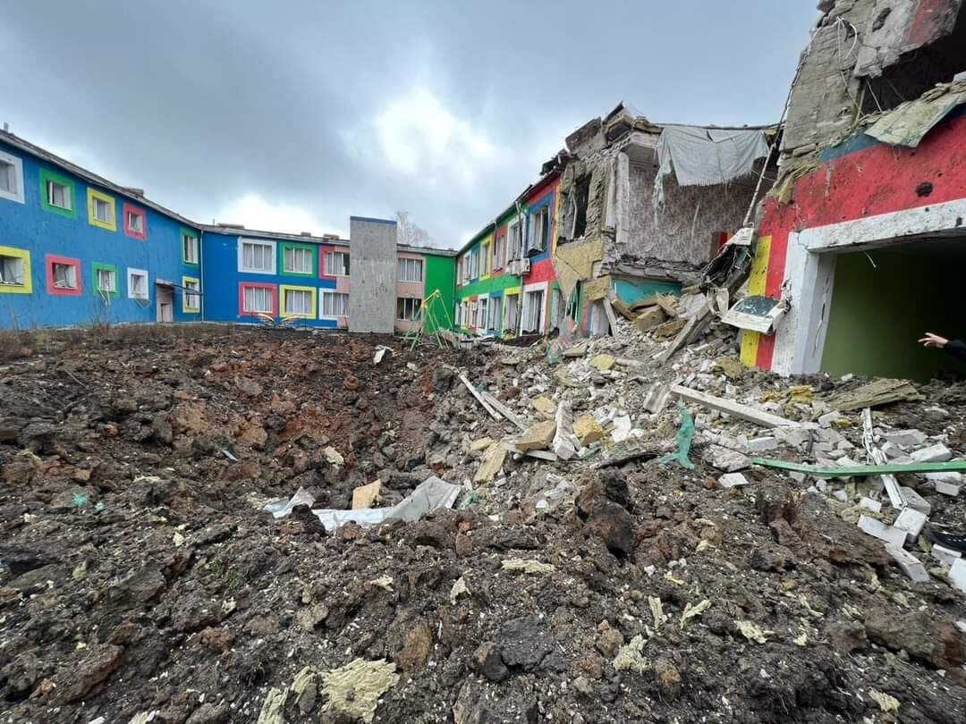 Оккупанты обстреляли Славянск и попали в детдом в Дружковке, есть погибшие, десятки раненых: Зеленский отреагировал. Видео