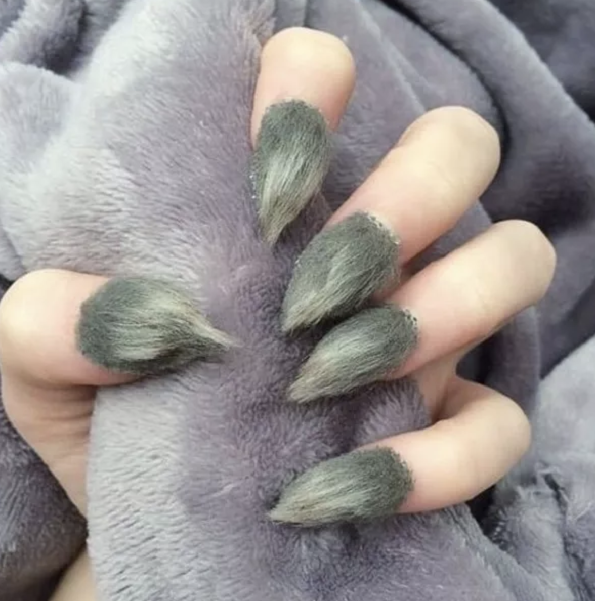 Такое лучше не повторять! Худшие идеи для маникюра, которые стали роковой ошибкой модниц. Фото 