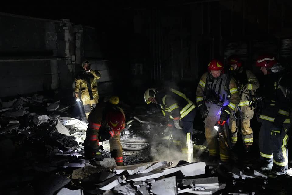 Росія влаштувала нову атаку дронами: у Києві через падіння уламків спалахнув магазин, у Дніпрі пролунали вибухи. Фото 