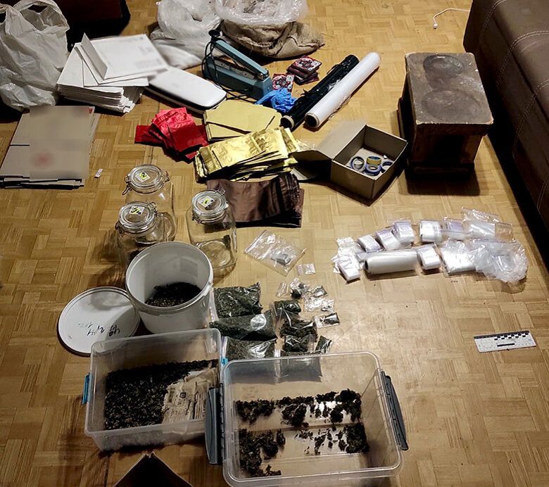 У Києві затримали чоловіка, який пересилав наркотики в упаковках із арахісом. Фото
