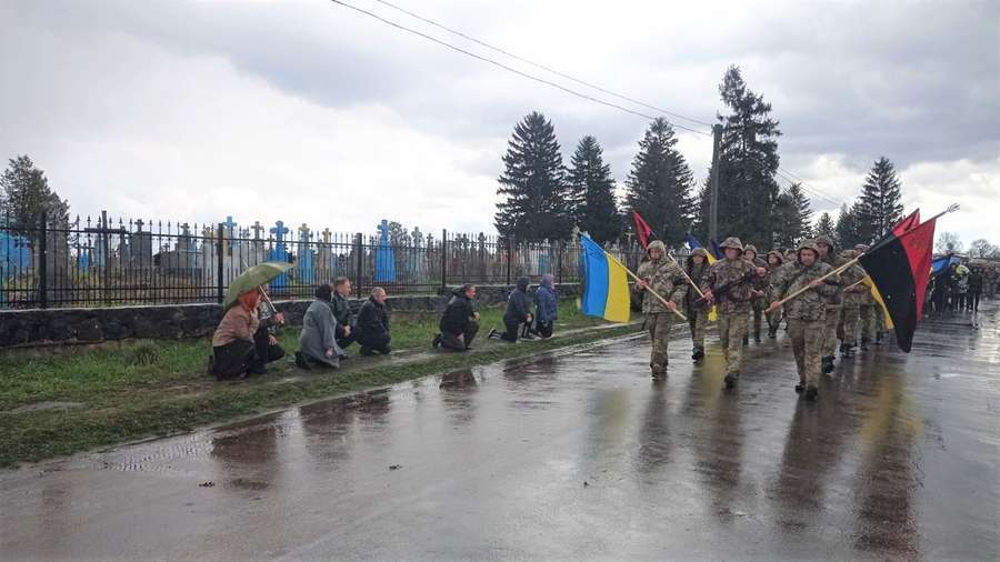 Без батька залишилися троє дітей: на Волині попрощалися із загиблим Героєм Василем Збудовським. Фото і відео 