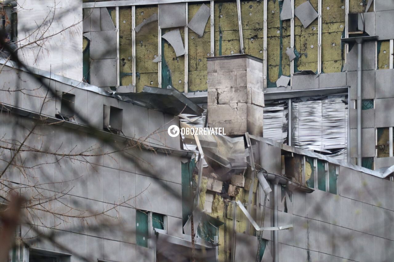 Нічна атака дронами в Києві: працівники магазину, де стався вибух, почали розбирати завали. Фото