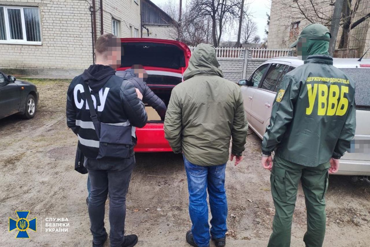 СБУ затримала на Чернігівщині прикордонника, який зливав окупантам інформацію про захист північних рубежів України. Фото 