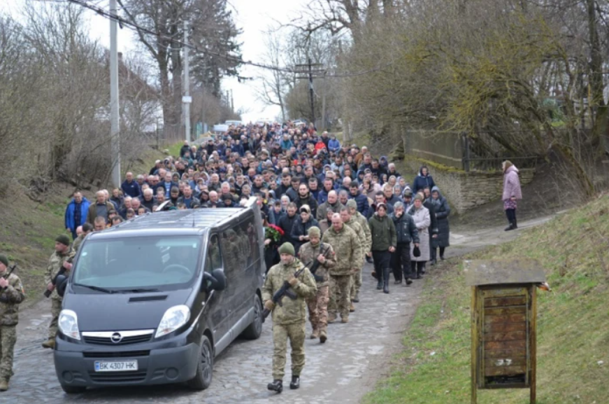 Без батька залишилося двоє дітей: на Рівненщині попрощалися з воїном, який загинув під час виконання бойового завдання на Харківщині. Фото 