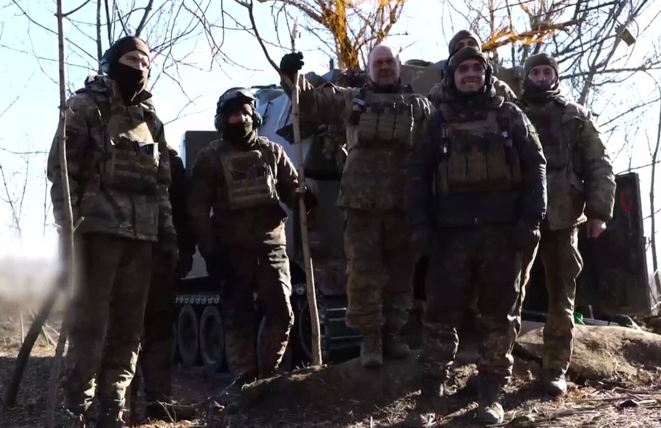 Залужный показал, как украинские артиллеристы уничтожают врага из САУ Paladin на Бахмутском направлении. Видео