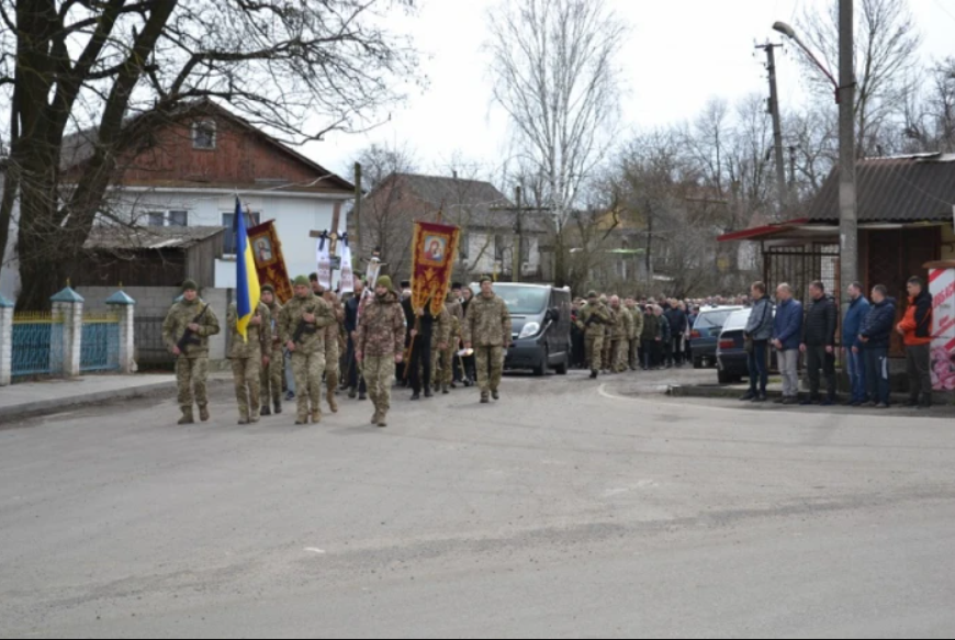 Без отца осталось двое детей: в Ривненской области попрощались с воином, погибшим во время выполнения боевого задания на Харьковщине. Фото