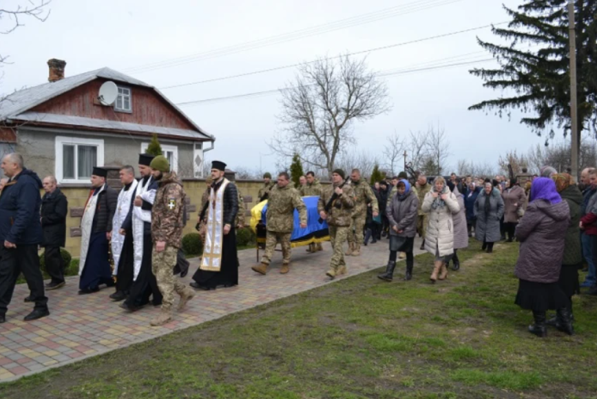 Без батька залишилося двоє дітей: на Рівненщині попрощалися з воїном, який загинув під час виконання бойового завдання на Харківщині. Фото 