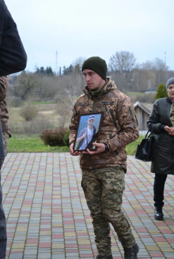 Без отца осталось двое детей: в Ривненской области попрощались с воином, погибшим во время выполнения боевого задания на Харьковщине. Фото