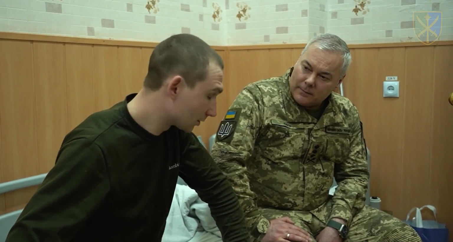 Наев вручил в госпитале награды воинам ВСУ, получившим ранения в боях за Украину. Видео