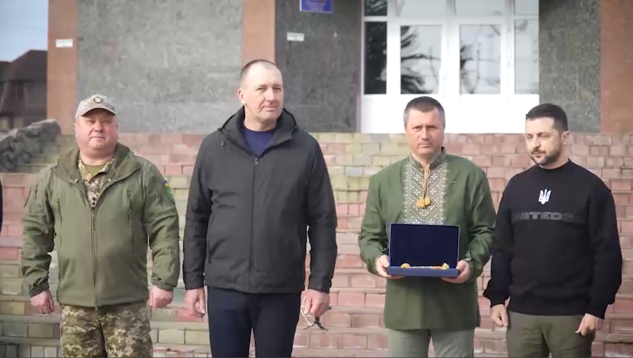 Зеленский посетил Сумщину и вручил Ахтырке почетное отличие города-героя. Видео
