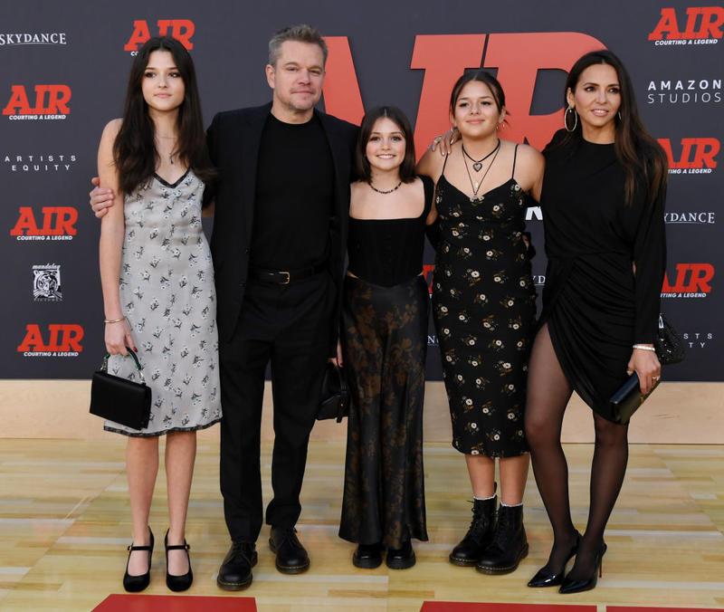 Звезда "Джейсона Борна" Деймон совершил редкий выход в свет с дочерьми и женой-аргентинкой. Фото