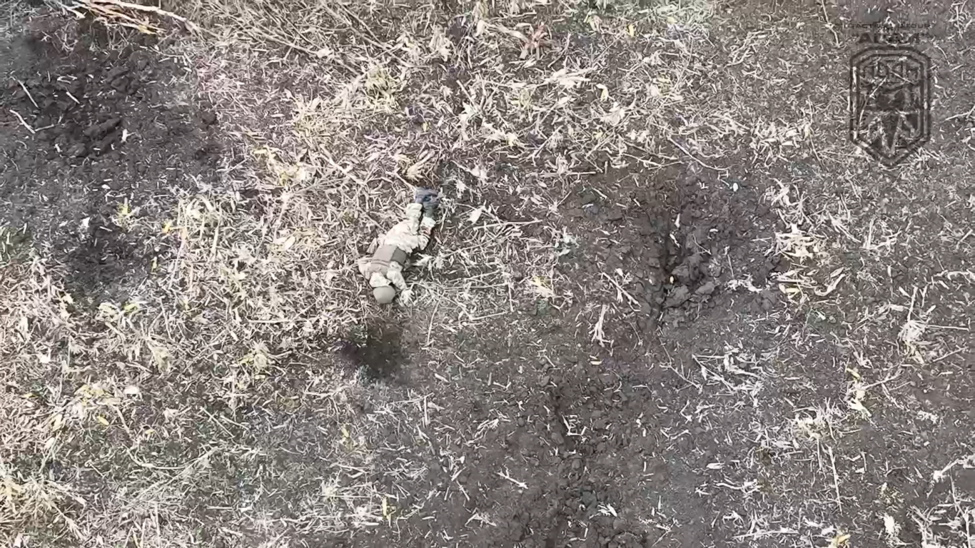 Біг, минаючи тіла своїх "товаришів": окупант намагався сховатися від українського дрона під Бахмутом, але "все пішло не так". Відео 