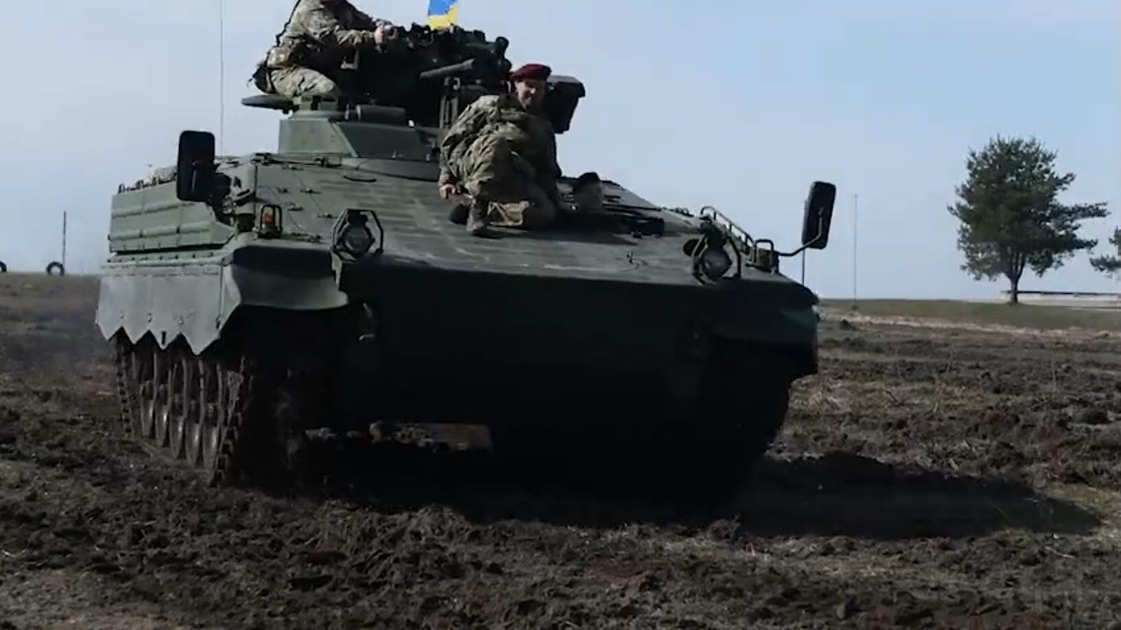 "Отличный пример немецкого качества": Резников испытал БМП Marder в Украине. Видео