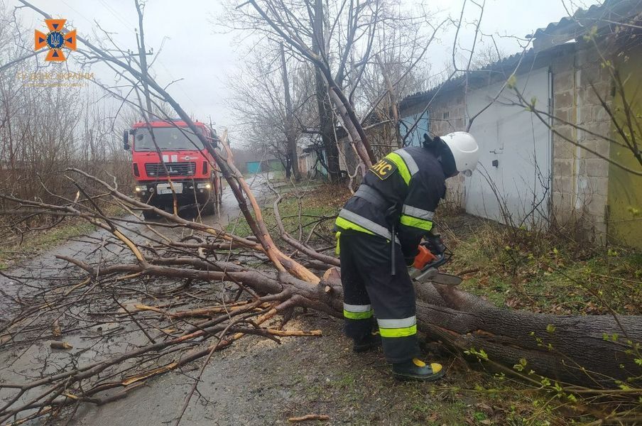 Спасатели расчищают улицы городов