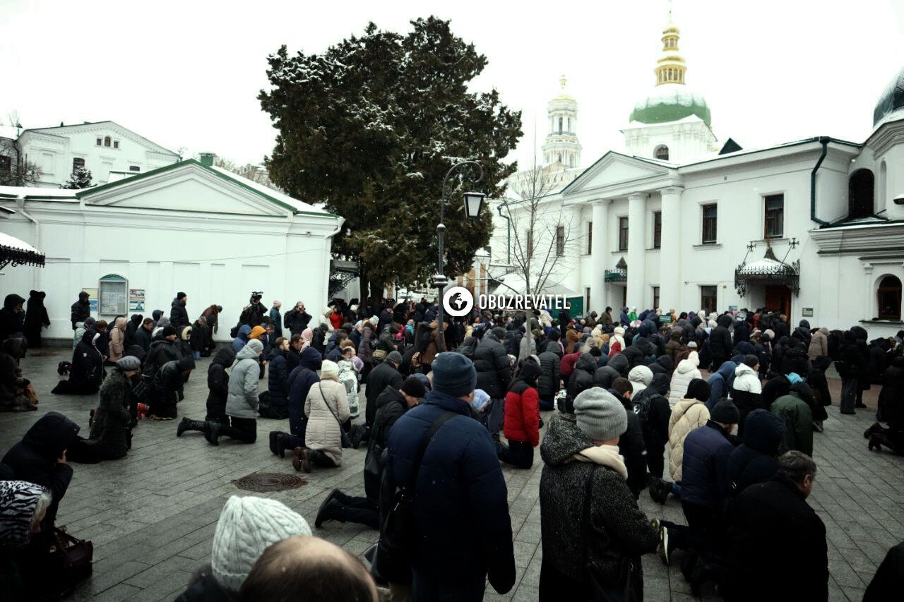 Останній день УПЦ МП в Лаврі: після служби частина вірян залишилась, обіцяють тримати оборону. Фото та відео