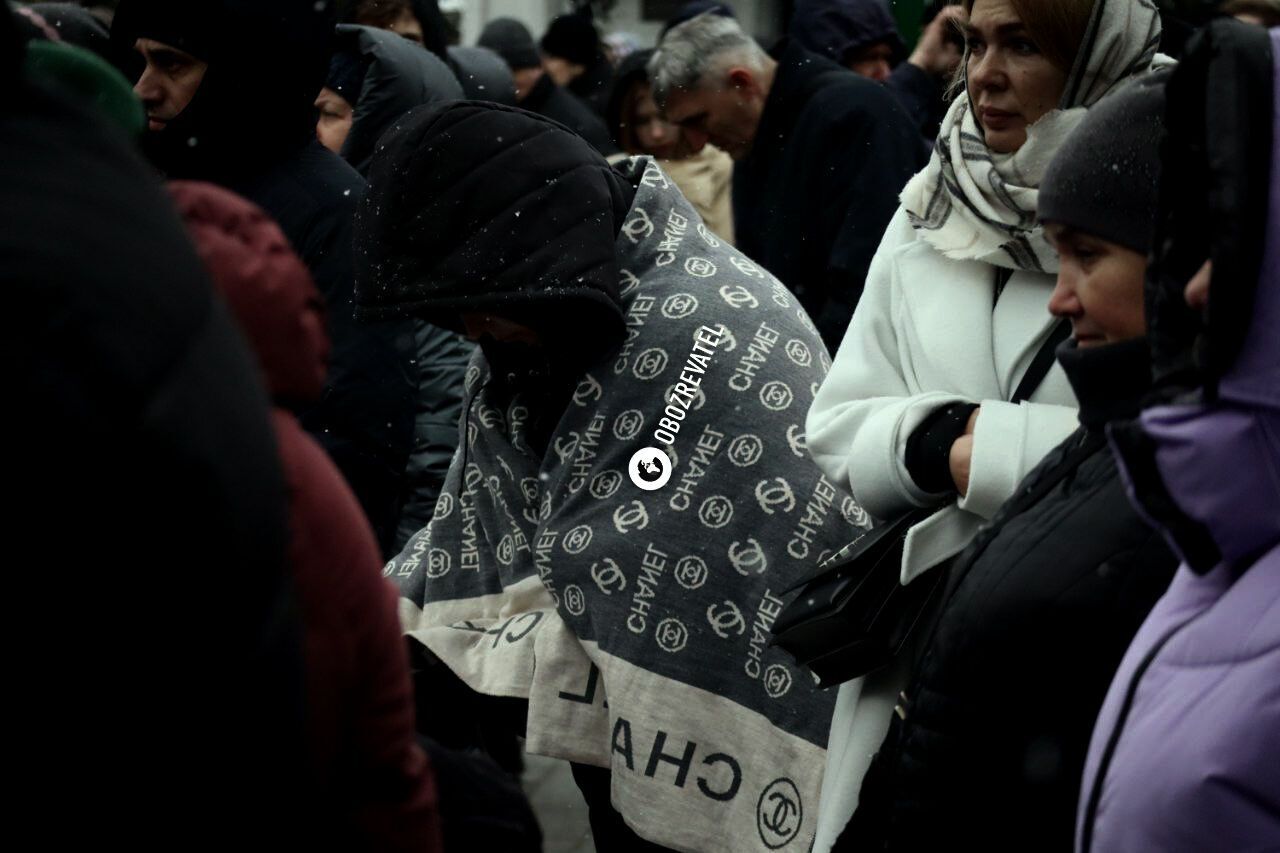 Последний день УПЦ МП в Лавре: после службы часть верующих осталась, обещают держать оборону. Фото и видео
