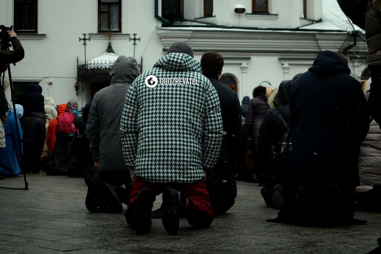 Останній день УПЦ МП в Лаврі: після служби частина вірян залишилась, обіцяють тримати оборону. Фото та відео