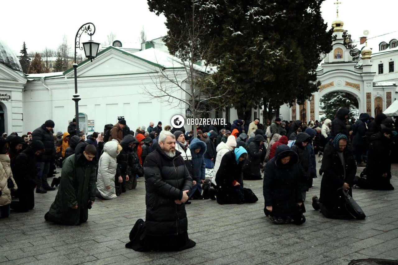 Останній день УПЦ МП в Лаврі: після служби частина вірян залишилась, обіцяють тримати оборону. Фото та відео