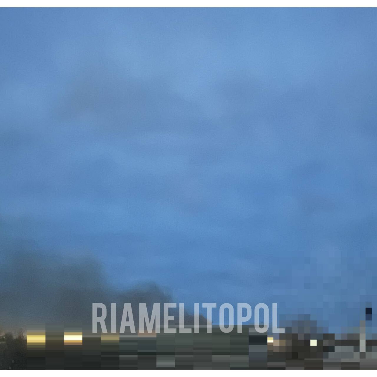 В окупованому Мелітополі прогриміли вибухи: виднівся дим у районі аеродрому, є приліт у депо. Фото і відео 