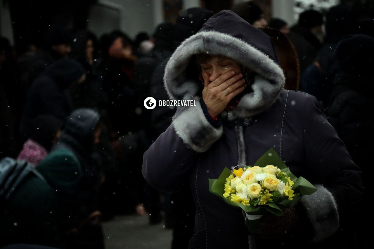 Останній день УПЦ МП в Лаврі: після служби частина вірян залишилась, обіцяють тримати оборону. Фото та відео