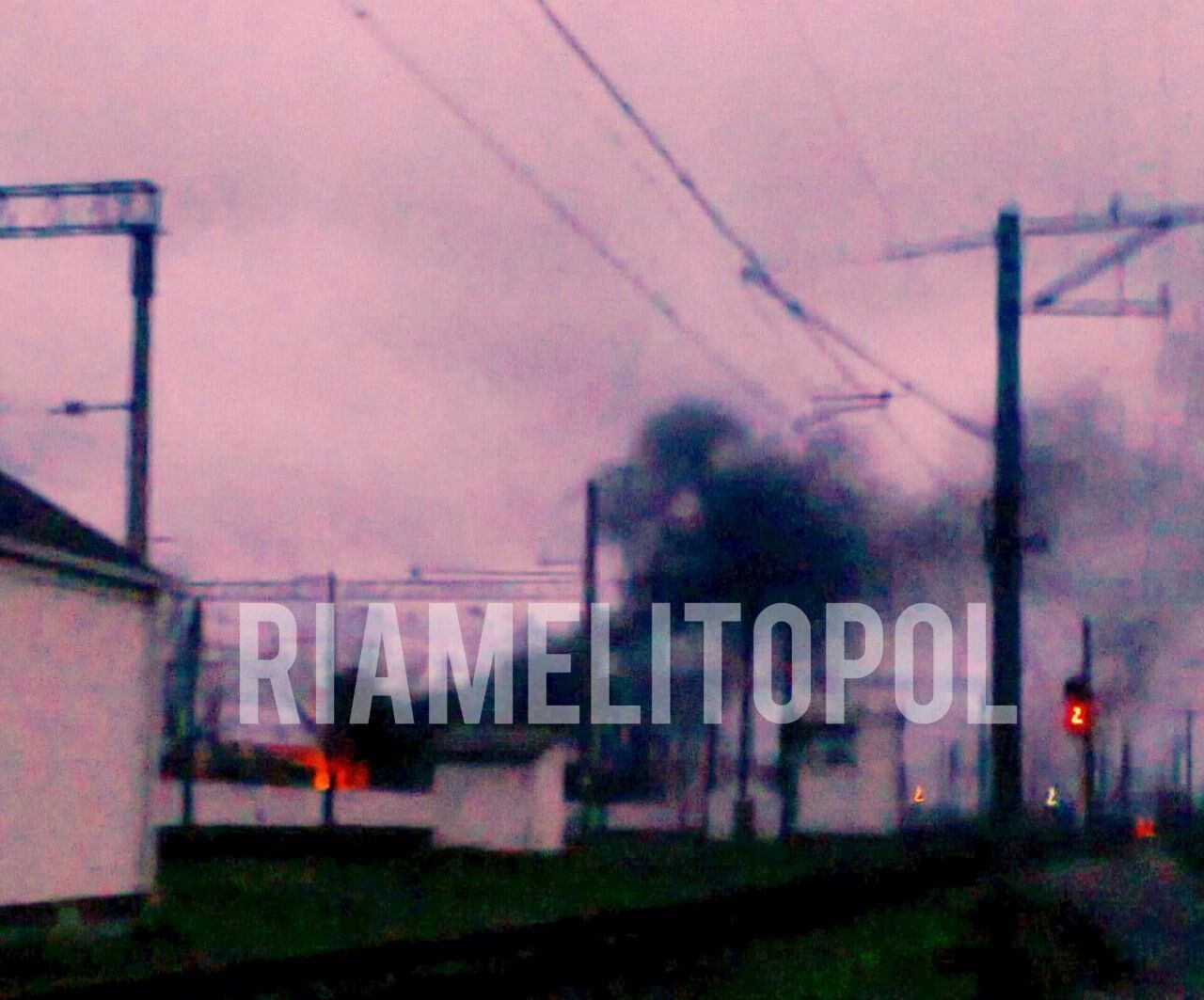 В оккупированном Мелитополе прогремели взрывы: виднелся дым в районе аэродрома, есть прилет в депо. Фото и видео