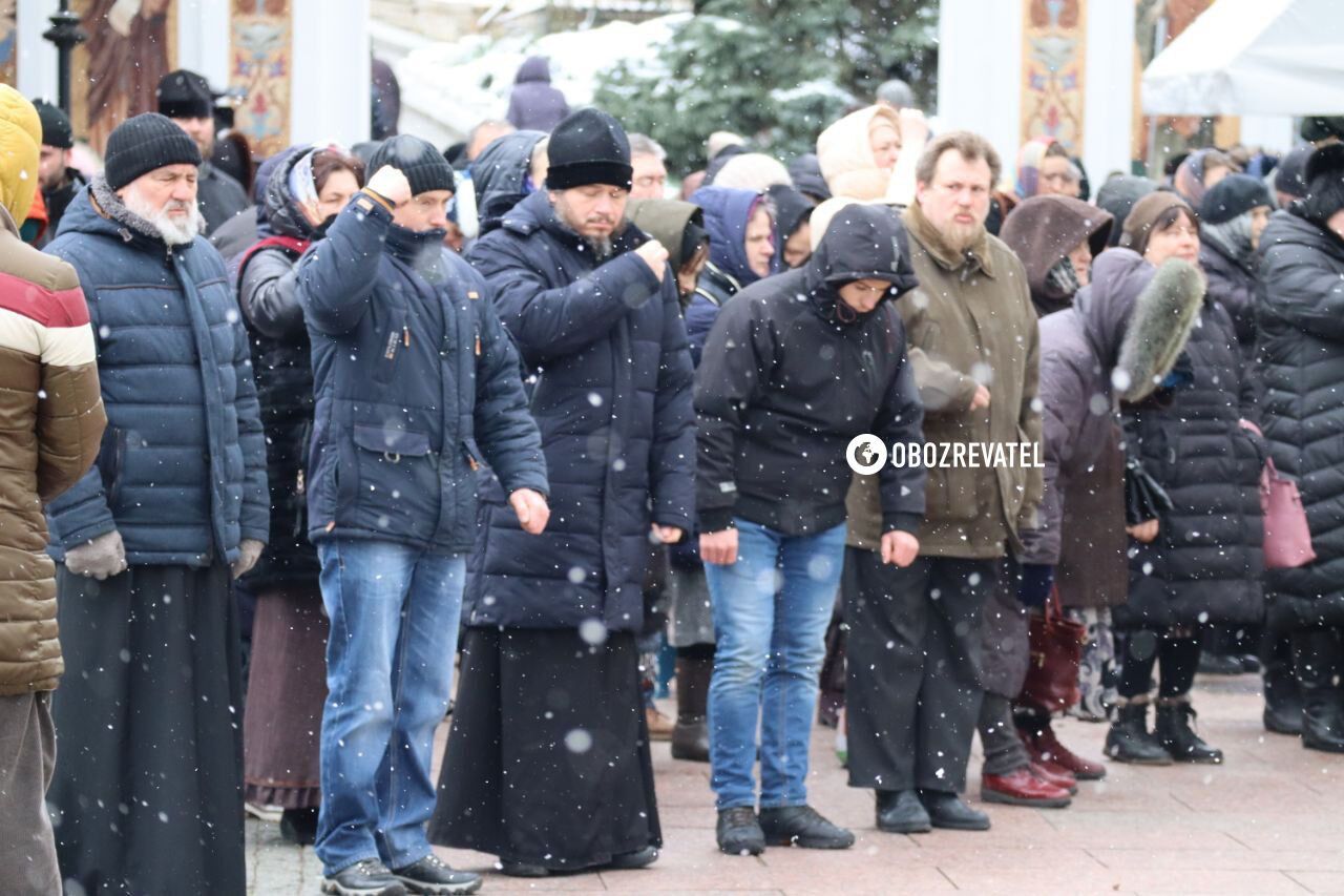 Последний день УПЦ МП в Лавре: после службы часть верующих осталась, обещают держать оборону. Фото и видео