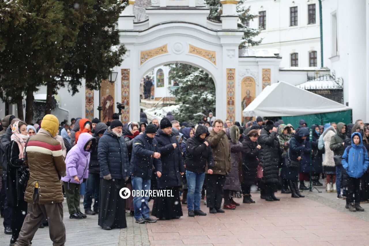 Последний день УПЦ МП в Лавре: после службы часть верующих осталась, обещают держать оборону. Фото и видео