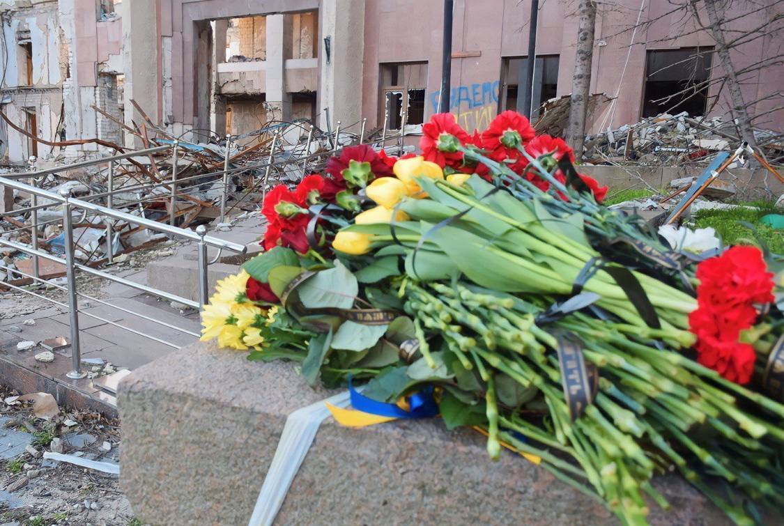 Украинцы чтят память жертв российского ракетного удара по Николаевской ОГА