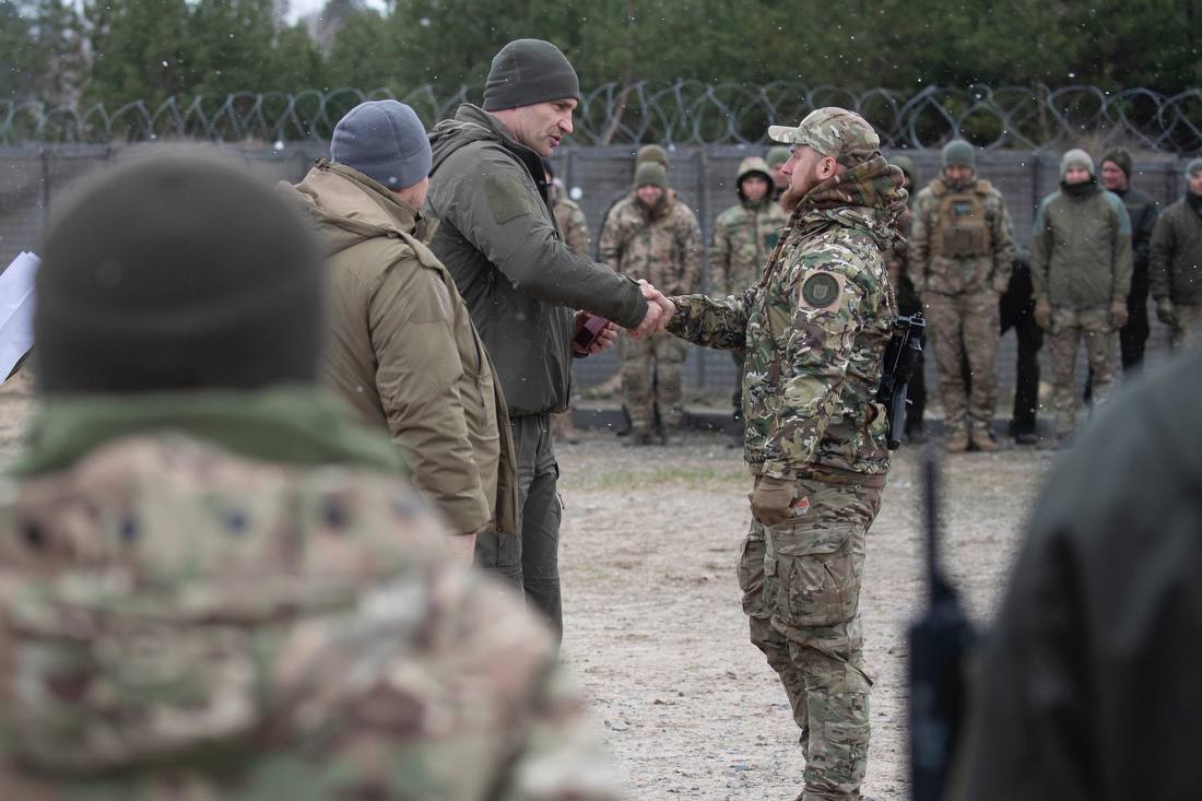 Кличко вручив захисникам аеродрому в Гостомелі державні нагороди й відзнаки. Фото